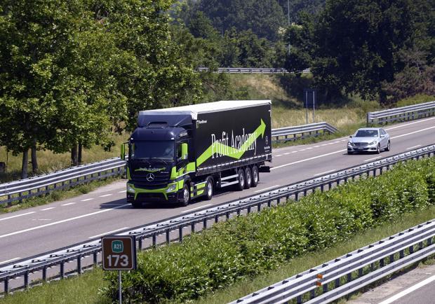 Mercedes-Benz Actros Intelligent Drive dall'alto