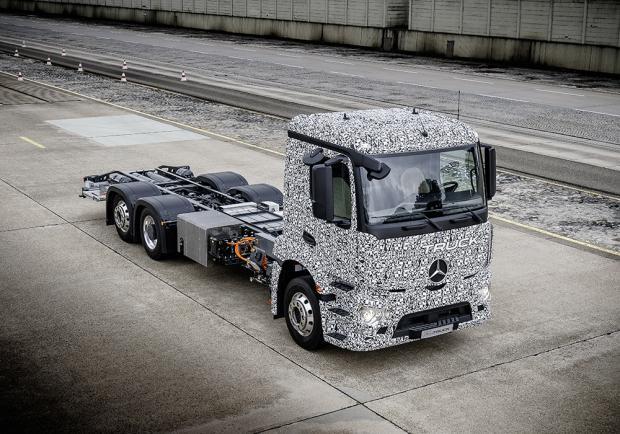 Mercedes-Benz Urban eTruck tre quarti anteriore