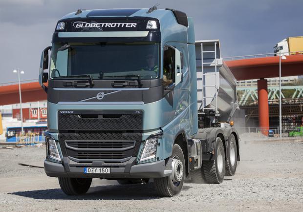 Volvo trucks Sollevamento asse in tandem su sterrato